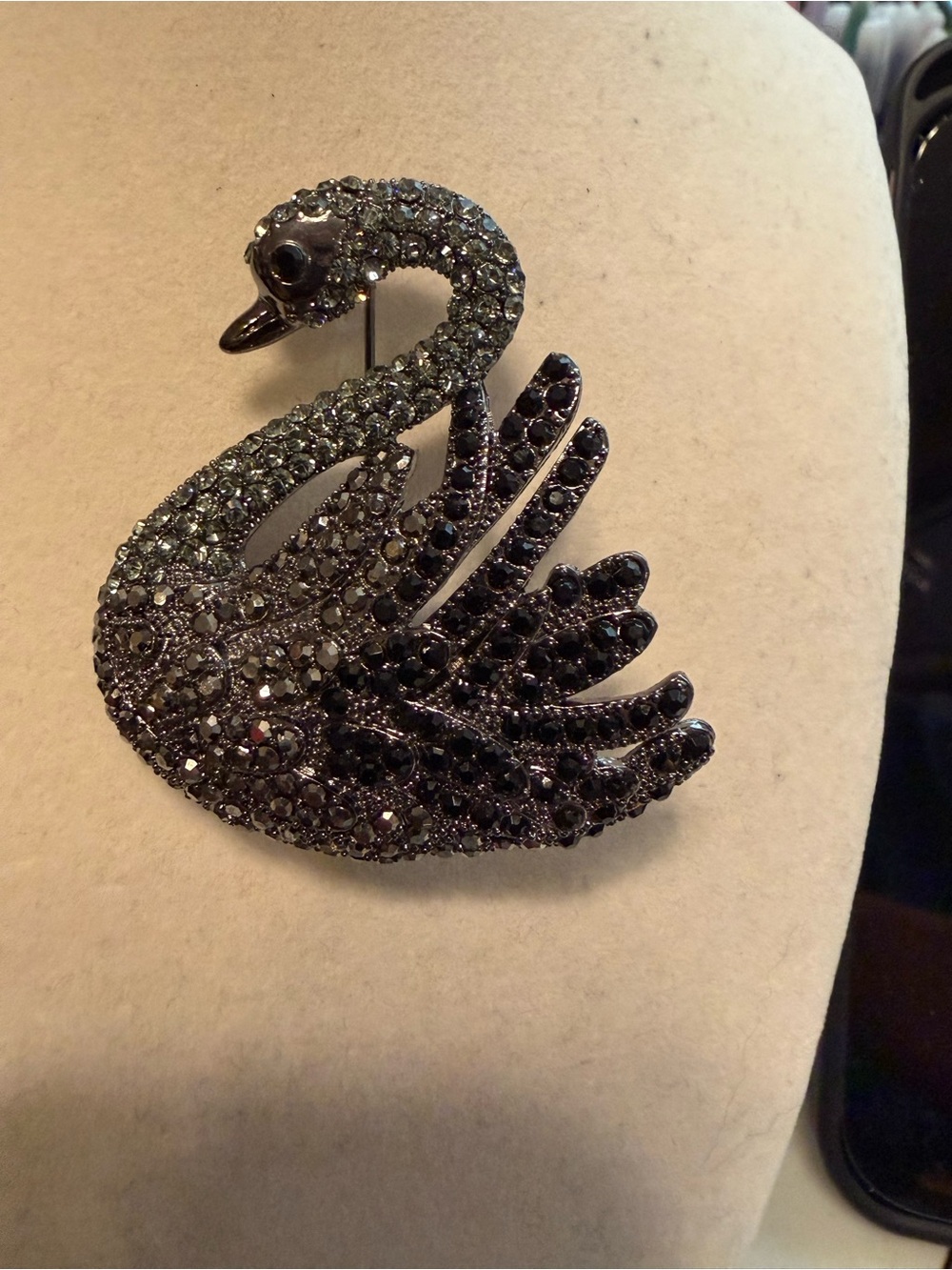 Swan brooch in gunmetal with rhinestone in a marcasite feel - Picture 3 of 6